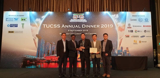 싱가포르 라플스 시티 컨벤션센터에서 최근 열린 TUCSS Annual Dinner에서 (왼쪽부터)GS건설 임기욱 부장, TUCSS 제야타란 쿠마라사미(Jeyatharan Kumarasamy) 학회장, GS건설 오진만 싱가포르지역본부장, GS건설 정찬균 부장, GS건설 김주열 부장이 기념사진을 찍고 있다.  GS건설 제공